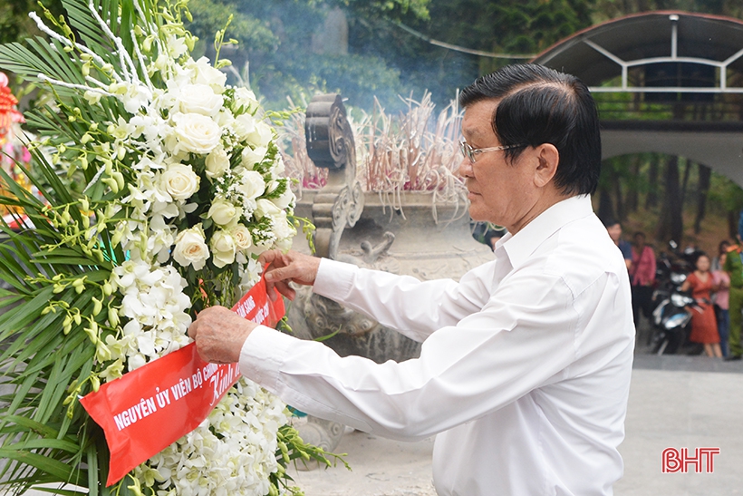 Nguyên Chủ tịch nước Trương Tấn Sang dâng hương các địa chỉ đỏ, tham quan NTM ở Hà Tĩnh