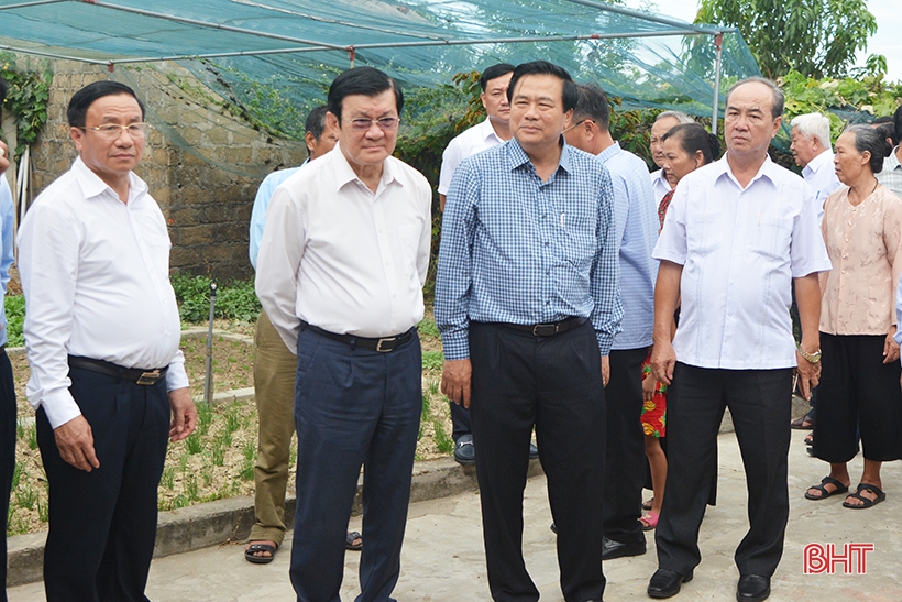 Nguyên Chủ tịch nước Trương Tấn Sang dâng hương các địa chỉ đỏ, tham quan NTM ở Hà Tĩnh