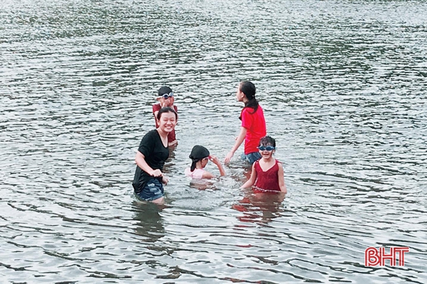 Không áo phao, trẻ em Hương Sơn vẫn đổ xô tắm sông Ngàn Phố 