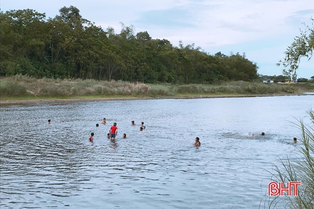 Không áo phao, trẻ em Hương Sơn vẫn đổ xô tắm sông Ngàn Phố 