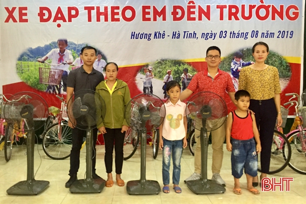 Samsung Display tặng 32 xe đạp cho học sinh nghèo Hương Khê