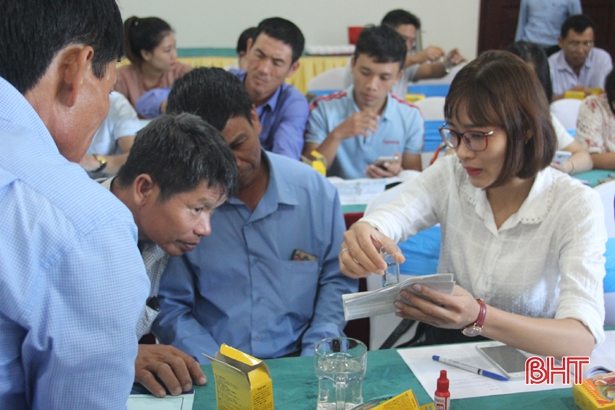 Chuyên gia hướng dẫn hộ nuôi trồng thủy sản Hà Tĩnh quản lý nguồn nước
