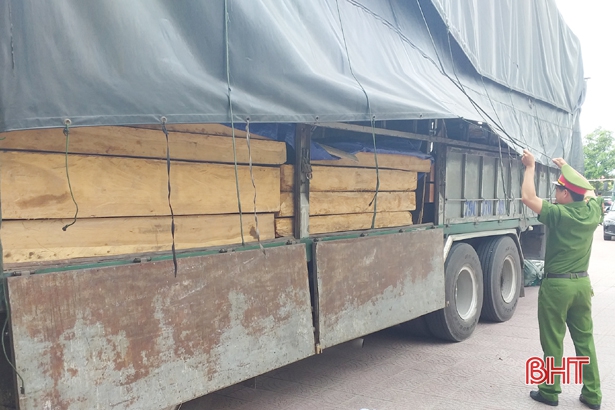 Cảnh sát Môi trường Công an Hà Tĩnh bắt xe tải chở 54 phiến gỗ “lậu”