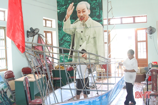 Người dân thành phố Hà Tĩnh tự tay làm đồ chơi trung thu cho trẻ em