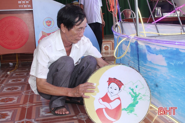 Người dân thành phố Hà Tĩnh tự tay làm đồ chơi trung thu cho trẻ em