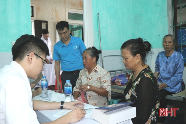 Bệnh viện Trung ương khám chữa bệnh cho 1.300 người dân Hà Tĩnh