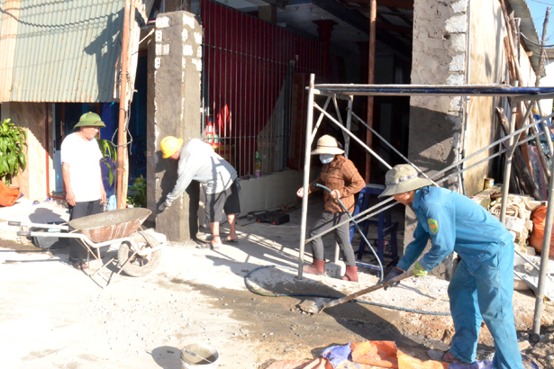 Trưởng thôn xã vùng biển Hà Tĩnh cắt nhà ở để hiến đất làm đường