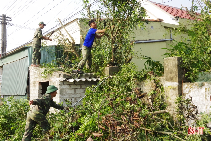 Gần 120 cán bộ, chiến sỹ Bộ CHQS Hà Tĩnh giúp dân làm nông thôn mới