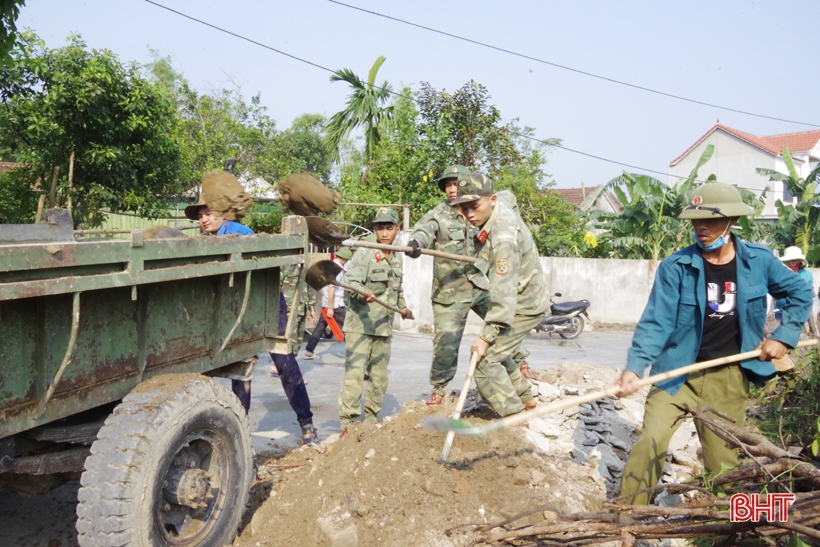 Gần 120 cán bộ, chiến sỹ Bộ CHQS Hà Tĩnh giúp dân làm nông thôn mới