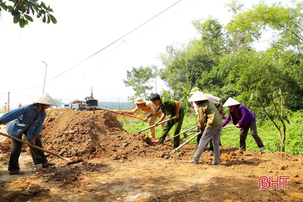 Cán bộ, chiến sỹ công an, kiểm sát Hương Sơn giúp dân làm nông thôn mới