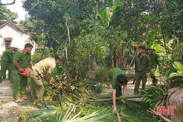 Cán bộ, chiến sỹ công an, kiểm sát Hương Sơn giúp dân làm nông thôn mới