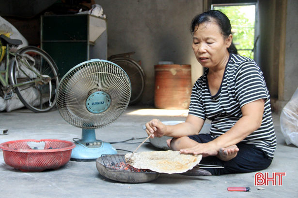 Người phụ nữ tật nguyền 40 năm giữ nghề làm bánh đa, giao hàng bằng xe lăn