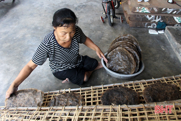 Người phụ nữ tật nguyền 40 năm giữ nghề làm bánh đa, giao hàng bằng xe lăn