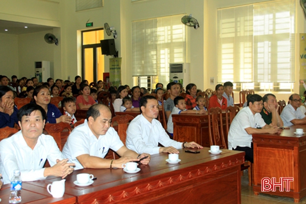 Viettel Hà Tĩnh trao 80 suất học bổng “Vì em hiếu học” tại Nghi Xuân