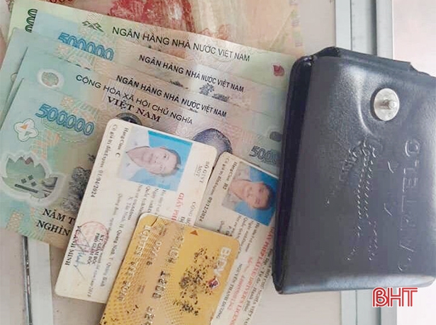 Học sinh lớp 2 ở Cẩm Xuyên nhặt được ví tiền trả người đánh mất