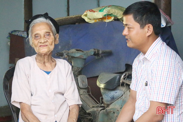 Chia sẻ gánh nặng với xã hội, hai ông bà 90 tuổi ở Hà Tĩnh viết đơn xin thoát nghèo