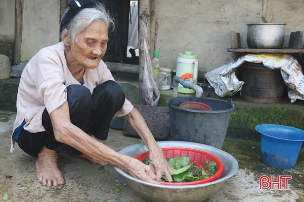 Chia sẻ gánh nặng với xã hội, hai ông bà 90 tuổi ở Hà Tĩnh viết đơn xin thoát nghèo