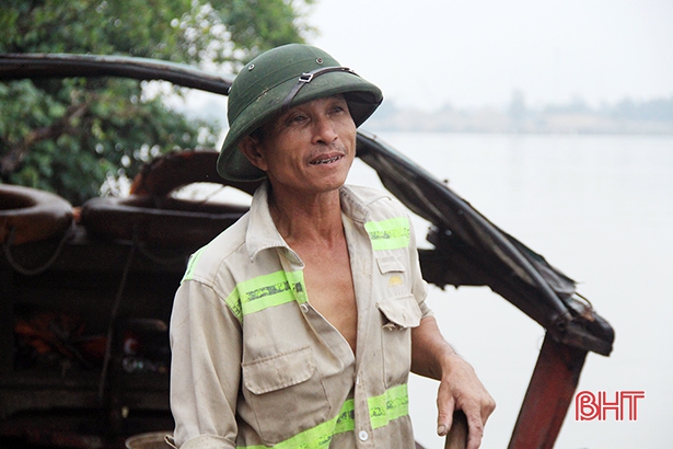 Chuyện người lái đò trên “ốc đảo” Hồng Lam