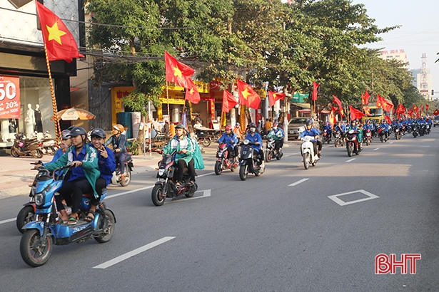 Tuổi trẻ Hà Tĩnh mít tinh hưởng ứng ngày Pháp luật Việt Nam