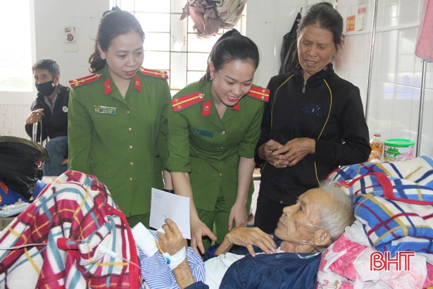 Trại tạm giam Công an Hà Tĩnh tặng 30 suất quà cho bệnh nhân nghèo