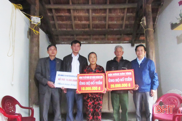 Hội Nông dân Hà Tĩnh bàn giao nhà tình nghĩa cho hội viên nghèo