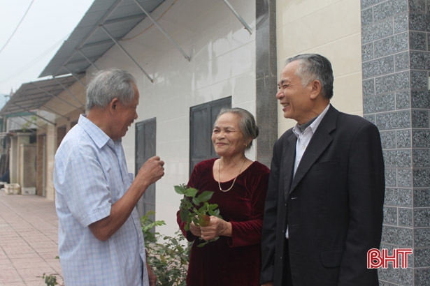 Lần đầu kể chuyện chị gái “ông Nga Lộc” 50 năm nối nghề cha chữa bệnh cứu người