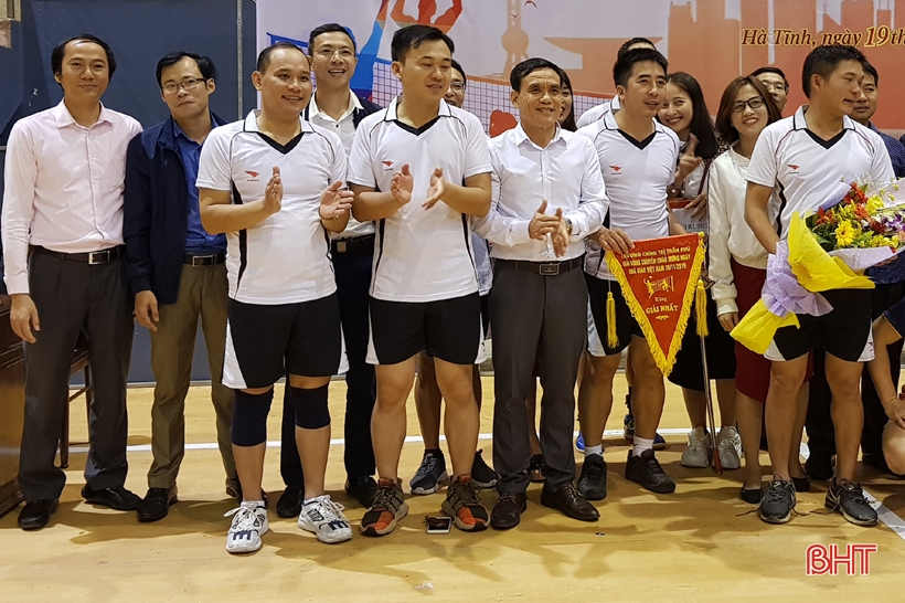 Hấp dẫn Giải Bóng chuyền mừng ngày 20/11 ở Trường Chính trị Trần Phú