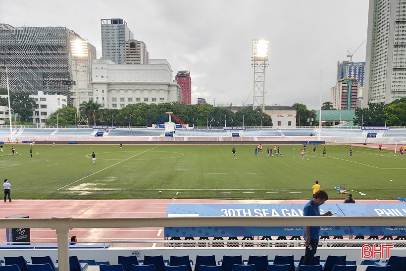 Sân Riza Memorial ngớt mưa, các trận bóng đá nam vẫn diễn ra