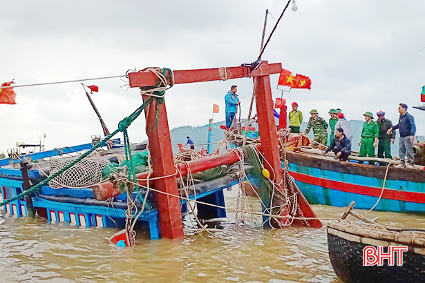 Tàu cá của ngư dân Hà Tĩnh bị sóng lớn đánh chìm