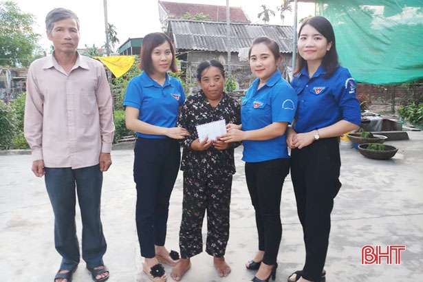 Nữ bí thư đoàn xã ở Hà Tĩnh gom ve chai bán lấy tiền làm từ thiện