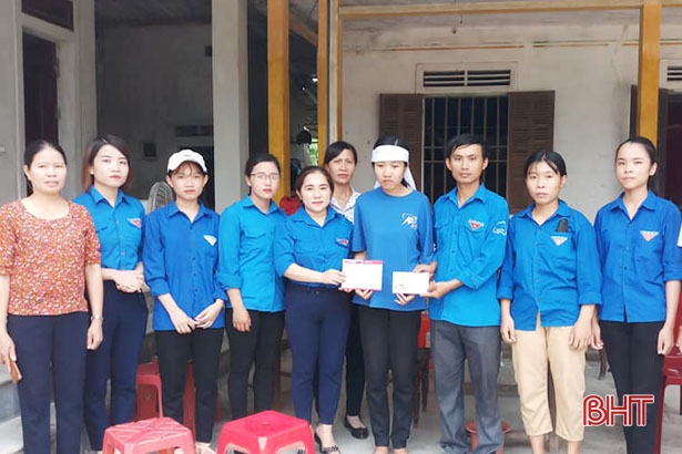 Nữ bí thư đoàn xã ở Hà Tĩnh gom ve chai bán lấy tiền làm từ thiện