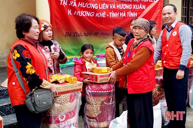 Hội Chữ thập đỏ Hà Nội tặng hơn 120 suất quà Tết cho người nghèo Hà Tĩnh