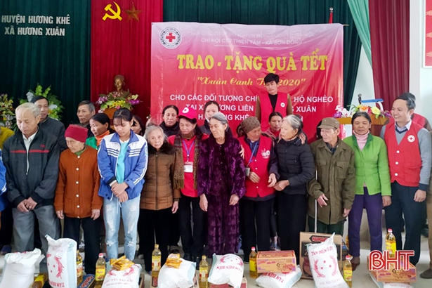 Hội Chữ thập đỏ Hà Nội tặng hơn 120 suất quà Tết cho người nghèo Hà Tĩnh