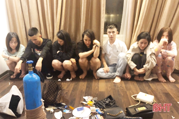 Công an TP Hà Tĩnh bắt quả tang 7 “nam thanh nữ tú” sử dụng ma túy trong khách sạn