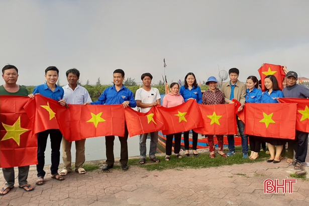 Trao tặng 1.000 là cờ Tổ quốc cho ngư dân Hà Tĩnh