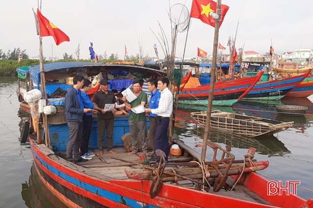 Trao tặng 1.000 là cờ Tổ quốc cho ngư dân Hà Tĩnh
