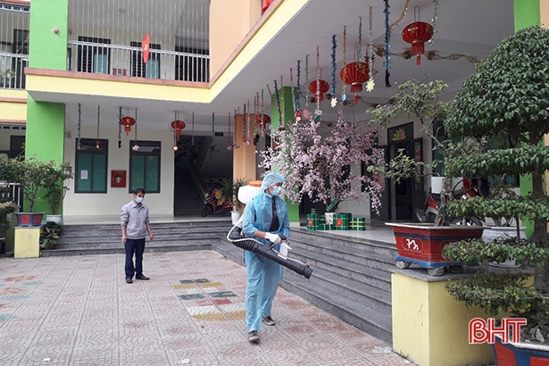 Thị xã Hồng Lĩnh phun thuốc khử trùng trường học, phòng virus corona