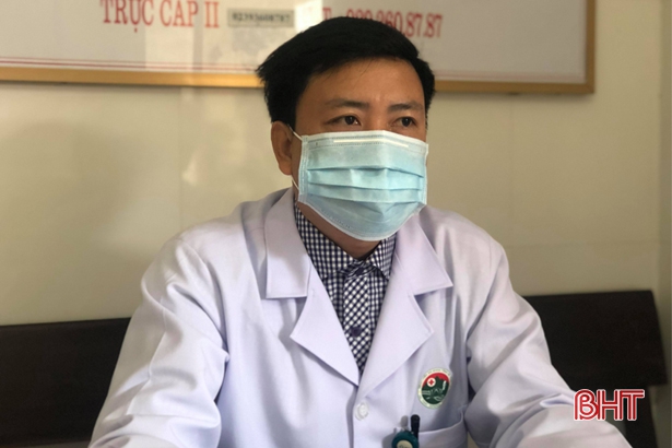 Trưởng khoa Truyền nhiễm BVĐK Hà Tĩnh hướng dẫn dùng khẩu trang y tế đúng cách phòng tránh virus Corona