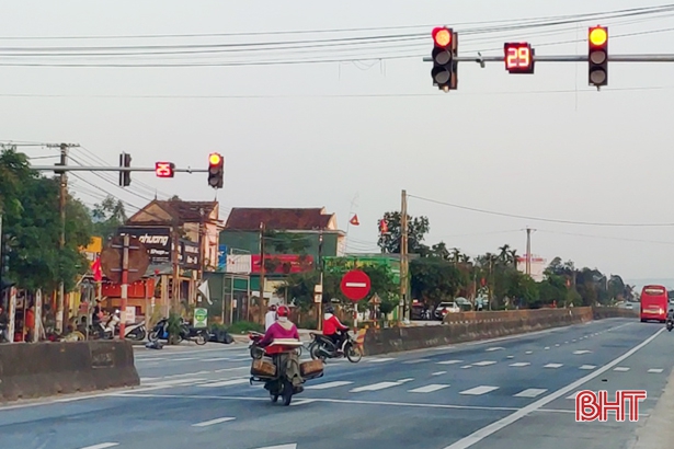 “Mặc kệ” đèn đỏ, vô tư rẽ trái trên quốc lộ 1A