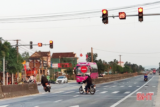 “Mặc kệ” đèn đỏ, vô tư rẽ trái trên quốc lộ 1A