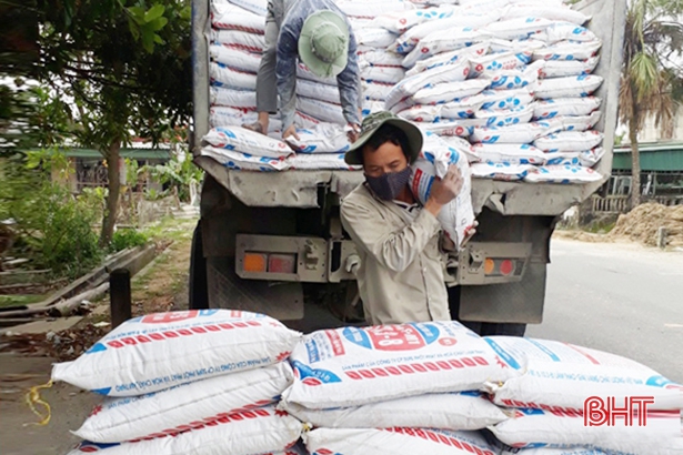 Hơn 2.000 tấn phân bón, 15.000 cây giống trả chậm đến tay nông dân Hà Tĩnh
