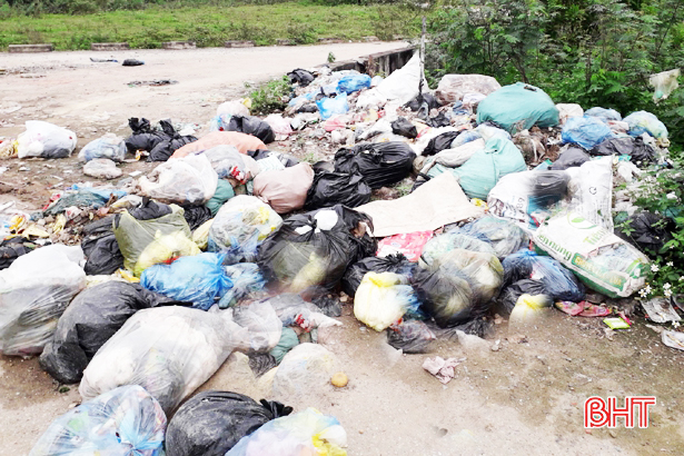 Tiếp thu phản ánh Báo Hà Tĩnh: Xã Tân Lâm Hương bắt quả tang 3 người đổ rác trên Tỉnh lộ 17