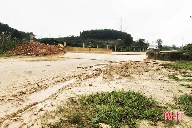 Vũ Quang: Chủ trại lợn xây hố sát trùng ngay trên huyện lộ 3