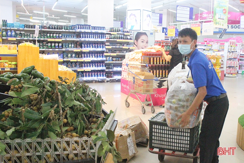 Sau chỉ thị cách ly toàn xã hội, chợ dân sinh, siêu thị Hà Tĩnh vẫn đầy ắp hàng hóa phục vụ