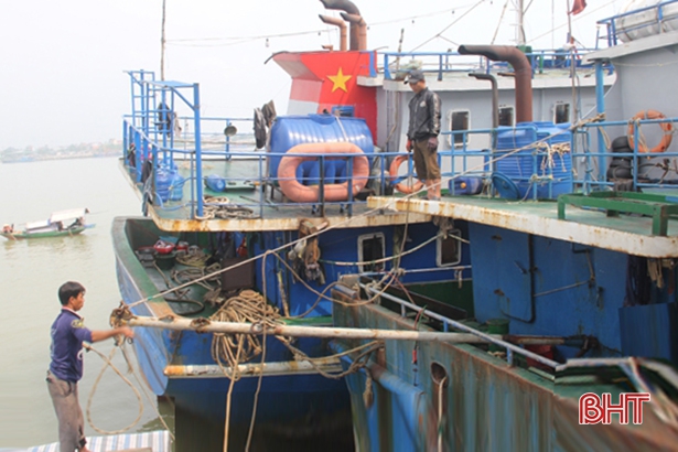 Giá xăng dầu giảm sâu, ngư dân Hà Tĩnh phấn khởi vươn khơi