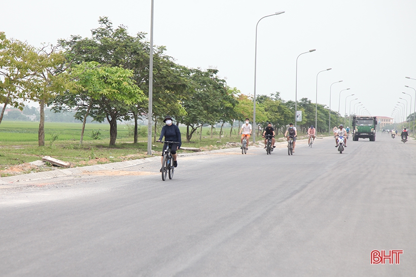 Điểm công cộng vắng vẻ, người dân Hà Tĩnh “tràn” ra đường đi thể dục