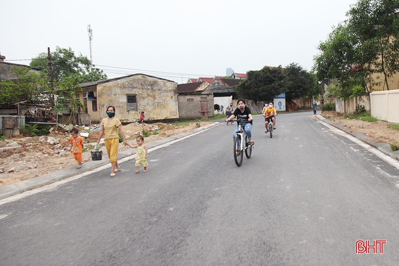 Điểm công cộng vắng vẻ, người dân Hà Tĩnh “tràn” ra đường đi thể dục