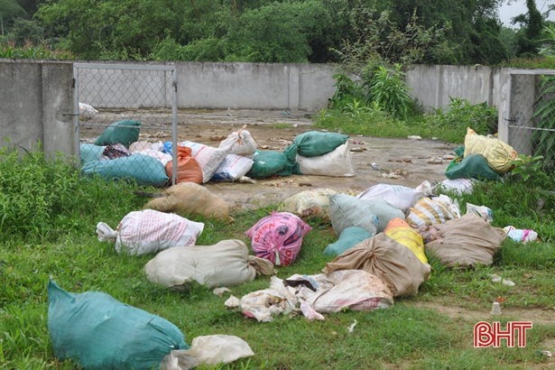 Bãi tập kết ngay cạnh, rác vẫn ngổn ngang trên đường vào xã Kim Hoa