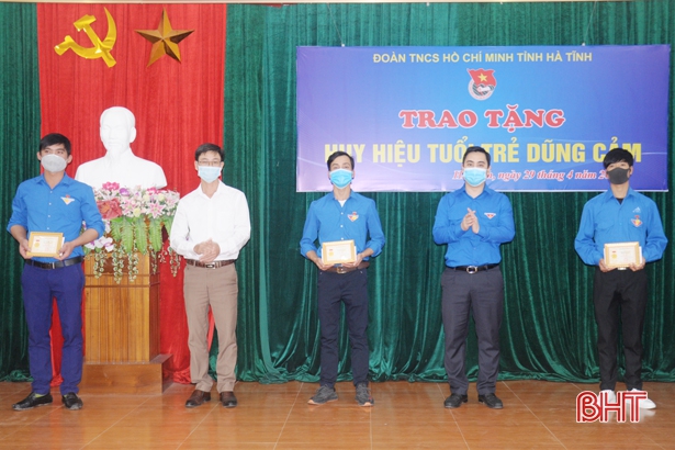 Trao huy hiệu “Tuổi trẻ dũng cảm” cho 3 thanh niên Hà Tĩnh cứu người đuối nước