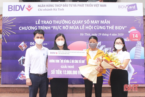 BIDV Hà Tĩnh trao thưởng cho khách hàng may mắn